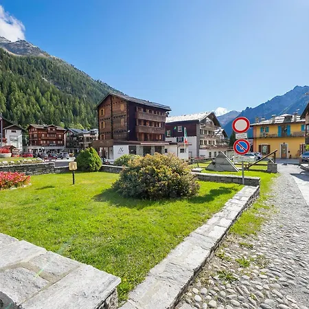Apartment Monterosa Cozy 200m From - Happy